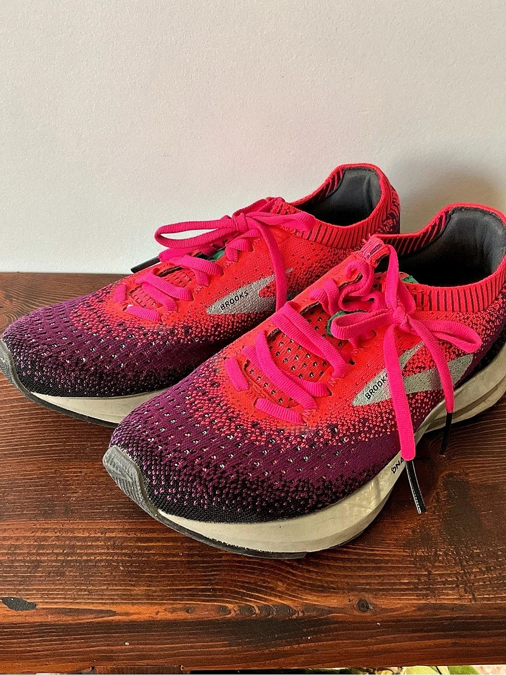 Brooks Levitate 2 Women's Athletic Shoes US 6 B Pink & Purple
